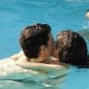 Shawn Mendes et sa compagne Camila Cabello s'embrassent dans une piscine à Miami le 29 juillet 2019.