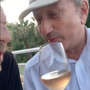 Michel Drucker boit un coup (ou plusieurs) avec Jean-Luc Reichmann en vacances.