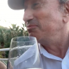 Michel Drucker boit un coup (ou plusieurs) avec Jean-Luc Reichmann en vacances.