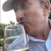 Jean-Luc Riechmann et Michel Drucker boivent un verre (ou plusieurs) de rosé en vacances.