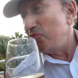 Jean-Luc Riechmann et Michel Drucker boivent un verre (ou plusieurs) de rosé en vacances.