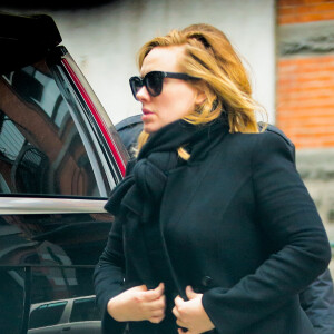 Adele avec son fils Angelo James Konecki et son compagnon Simon Konecki dans les rues de New York, le 18 novembre 2015