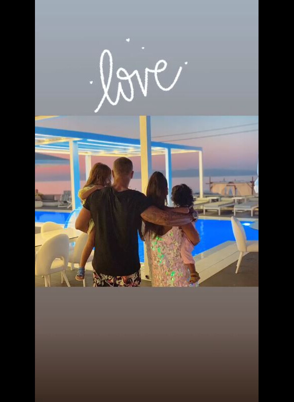 Amel Bent publie des photos de ses vacances en famille sur sa page Instagram le 12 août 2019.