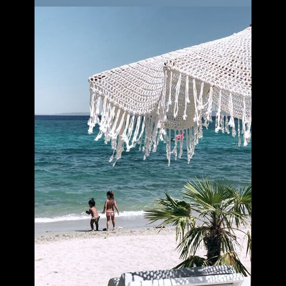 Amel Bent publie des photos de ses vacances en famille sur sa page Instagram le 12 août 2019.
