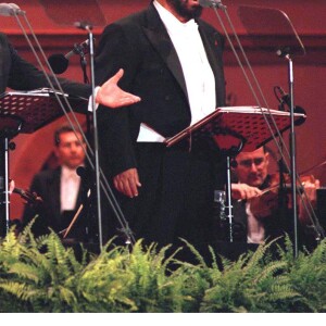 Placido Domingo, Jose Carreras et Luciano Pavarotti en concert à la Tour Eiffel en 1998.