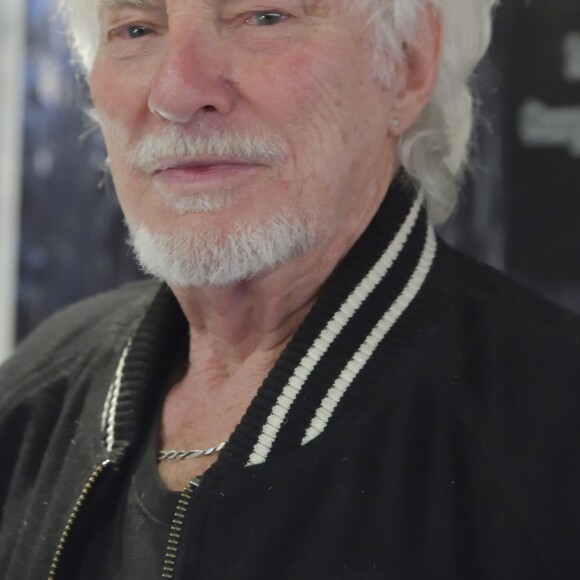 Hugues Aufray lors de la remise des insignes de Chevalier de l'ordre des Arts et Lettres à la parolière Vline Buggy (Liliane Konyn) dans les locaux de la SACEM à Paris le 9 avril 2018. © Giancarlo Gorassini / Bestimage