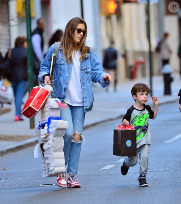 Exclusif - Jessica Biel à la sortie de l'école avec son fils Silas Randall Timberlake à New York le 11 avril 2019.
