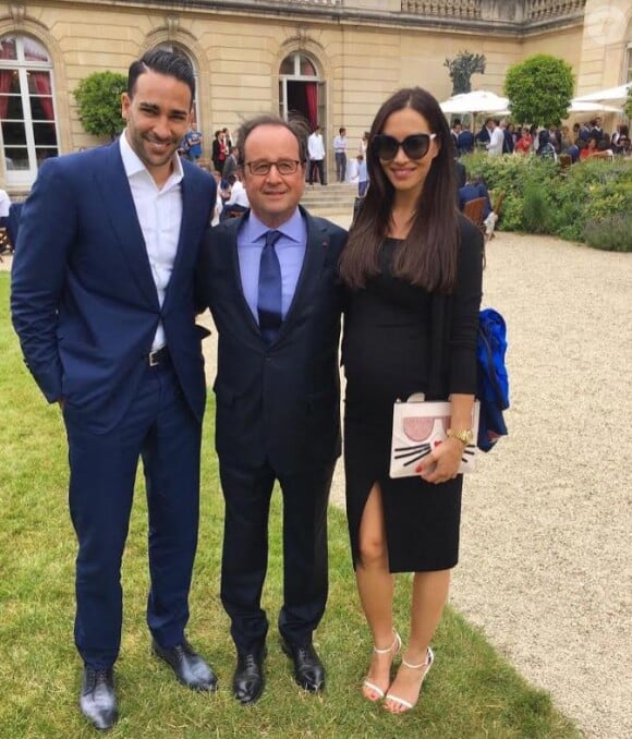 Adil Rami et Sidonie Biémont pose avec François Hollande à l'Elysée pour l'Euro 2016.