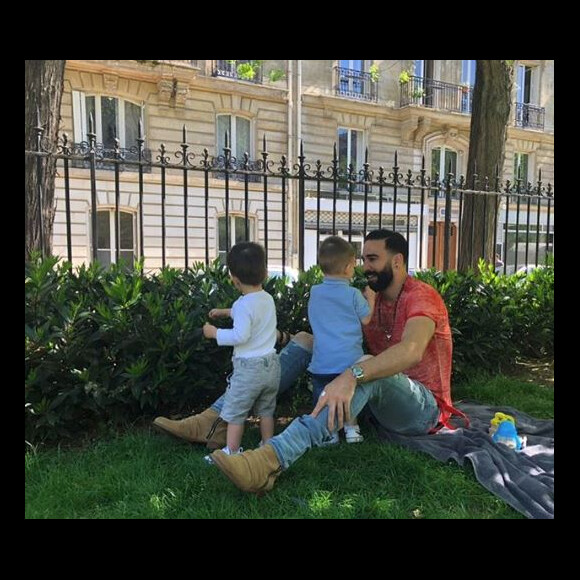 Adil Rami avec ses deux jumeaux - Instagram, 7 mai 2018