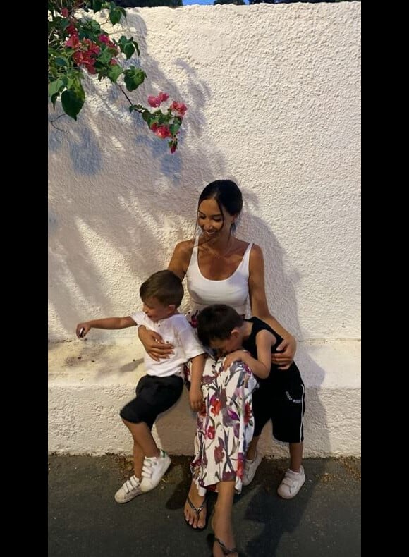 Sidonie Biémont lors de ses vacances avec ses jumeaux Zayn et Madi. Le 14 août 2019.