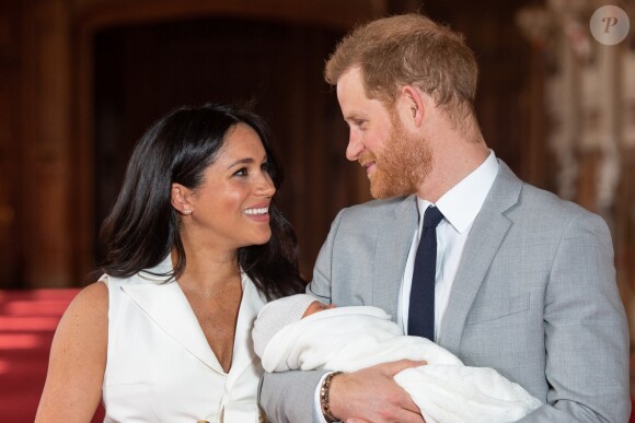 Le prince Harry et Meghan Markle, duc et duchesse de Sussex, présentent leur fils Archie Harrison Mountbatten-Windsor dans le hall St George au château de Windsor le 8 mai 2019.