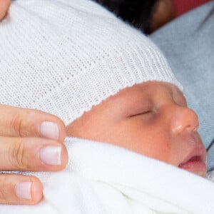 Le prince Harry et Meghan Markle, duc et duchesse de Sussex, présentent leur fils Archie Harrison Mountbatten-Windsor dans le hall St George au château de Windsor le 8 mai 2019.