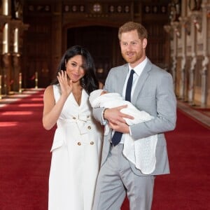 Le prince Harry et Meghan Markle, duc et duchesse de Sussex, présentent leur fils Archie Harrison Mountbatten-Windsor dans le hall St George au château de Windsor le 8 mai 2019.