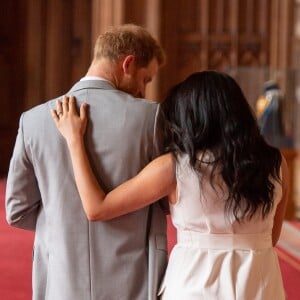 Le prince Harry et Meghan Markle, duc et duchesse de Sussex, présentent leur fils Archie dans le hall St George au château de Windsor le 8 mai 2019.  The Duke and Duchess of Sussex walk away with their baby son, who was born on Monday morning, following a photocall in St George's Hall at Windsor Castle in Berkshire.08/05/2019 - Windsor