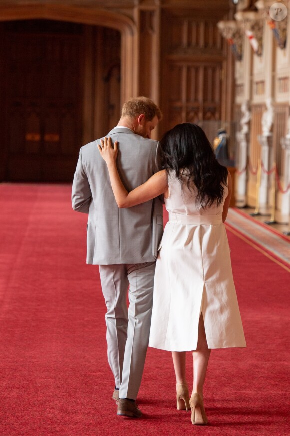 Le prince Harry et Meghan Markle, duc et duchesse de Sussex, présentent leur fils Archie dans le hall St George au château de Windsor le 8 mai 2019.  The Duke and Duchess of Sussex walk away with their baby son, who was born on Monday morning, following a photocall in St George's Hall at Windsor Castle in Berkshire.08/05/2019 - Windsor