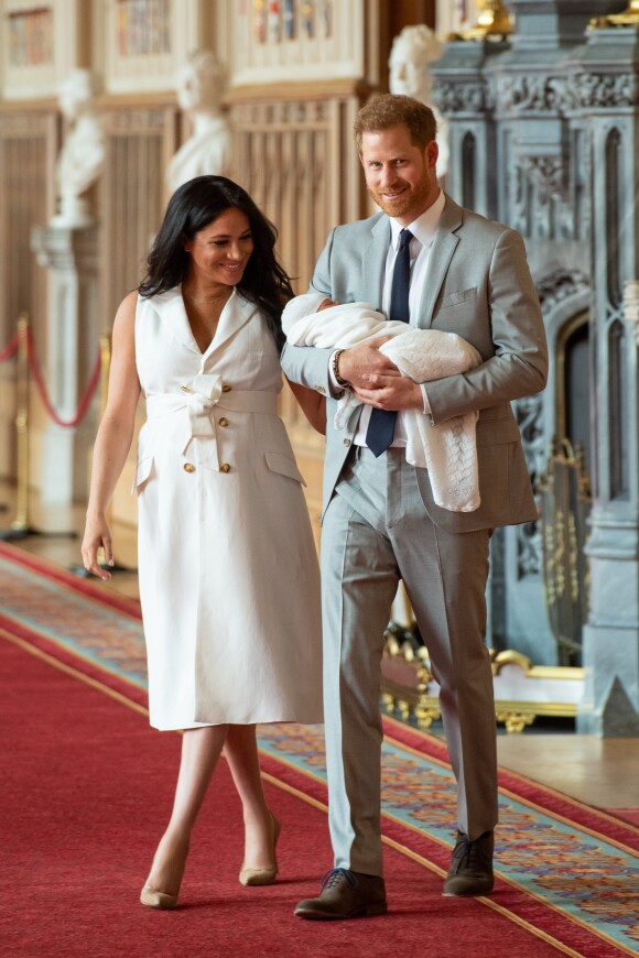 Le prince Harry et Meghan Markle, duc et duchesse de Sussex, présentent leur fils Archie dans le hall St George au château de Windsor le 8 mai 2019.  The Duke and Duchess of Sussex with their baby son, who was born on Monday morning, during a photocall in St George's Hall at Windsor Castle in Berkshire.08/05/2019 - Windsor