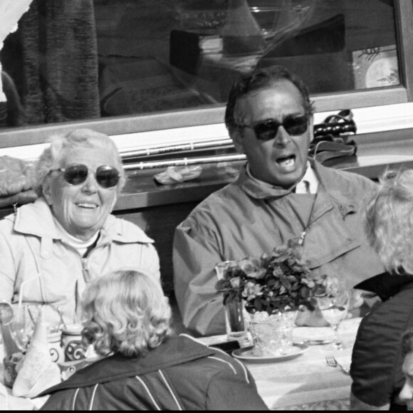 Archives - La reine Juliana des Pays-Bas et sa fille, la princesse Christina au ski, à Lech en Autriche, le 1er mars 1985.