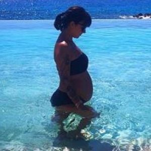 Alizée enceinte : Elle dévoile son baby bump en bikini avec son mari (Août 2019).