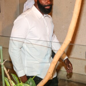 Kaaris de son vrai nom Okou Armand Gnakouri - Les rappeurs Kaaris et Booba, ainsi que neuf autres prévenus, ont été jugés ce jeudi devant le tribunal correctionnel de Créteil pour violences aggravées et vols en réunion après leur bagarre à Orly le 1er août dernier le 6 septembre 2018. Après plus de dix heures d'audience, jeudi le procureur a requis une peine de douze mois de prison avec sursis contre les deux rappeurs, se refusant de faire une différence entre les deux camps. " Ce qui est acquis au débat, c'est que [Booba] a porté le premier coup. Mais aussi que c'est [Kaaris] qui est allé à son contact pour engager l'altercation ", a-t-il justifié les comparant à des " petits-bourgeois du clash ".