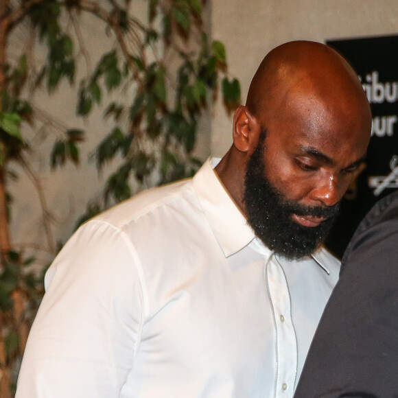 Kaaris de son vrai nom Okou Armand Gnakouri - Les rappeurs Kaaris et Booba, ainsi que neuf autres prévenus, ont été jugés ce jeudi devant le tribunal correctionnel de Créteil pour violences aggravées et vols en réunion après leur bagarre à Orly le 1er août dernier le 6 septembre 2018. Après plus de dix heures d'audience, jeudi le procureur a requis une peine de douze mois de prison avec sursis contre les deux rappeurs, se refusant de faire une différence entre les deux camps. " Ce qui est acquis au débat, c'est que [Booba] a porté le premier coup. Mais aussi que c'est [Kaaris] qui est allé à son contact pour engager l'altercation ", a-t-il justifié les comparant à des " petits-bourgeois du clash ".