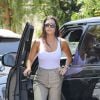 Exclusif - Kourtney Kardashian porte un petit haut blanc sans soutien-gorge à West Hollywood le 20 août 2019.