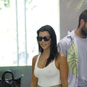 Kourtney Kardashian porte un petit haut blanc sans soutien-gorge au cours d'une séance shopping avec Simon Porte Jacquemus et une amie. West Hollywood, Los Angeles le 20 août 2019.