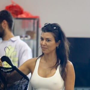 Kourtney Kardashian porte un petit haut blanc sans soutien-gorge au cours d'une séance shopping avec Simon Porte Jacquemus et une amie. West Hollywood, Los Angeles le 20 août 2019.