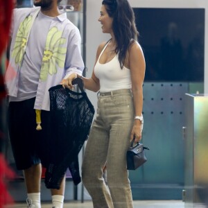 Kourtney Kardashian porte un petit haut blanc sans soutien-gorge au cours d'une séance shopping avec Simon Porte Jacquemus et une amie. West Hollywood, Los Angeles le 20 août 2019.