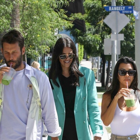 Kourtney Kardashian porte un petit haut blanc sans soutien-gorge au cours d'une séance shopping avec Simon Porte Jacquemus et une amie. West Hollywood, Los Angeles le 20 août 2019.