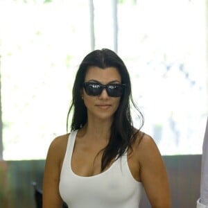 Kourtney Kardashian porte un petit haut blanc sans soutien-gorge au cours d'une séance shopping avec Simon Porte Jacquemus et une amie. West Hollywood, Los Angeles le 20 août 2019.