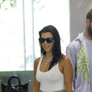 Kourtney Kardashian porte un petit haut blanc sans soutien-gorge au cours d'une séance shopping avec Simon Porte Jacquemus et une amie. West Hollywood, Los Angeles le 20 août 2019.