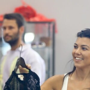 Kourtney Kardashian porte un petit haut blanc sans soutien-gorge au cours d'une séance shopping avec Simon Porte Jacquemus et une amie. West Hollywood, Los Angeles le 20 août 2019.