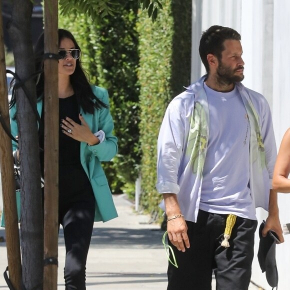 Kourtney Kardashian porte un petit haut blanc sans soutien-gorge au cours d'une séance shopping avec Simon Porte Jacquemus et une amie. West Hollywood, Los Angeles le 20 août 2019.