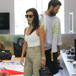 Kourtney Kardashian porte un petit haut blanc sans soutien-gorge au cours d'une séance shopping avec Simon Porte Jacquemus et une amie. West Hollywood, Los Angeles le 20 août 2019.