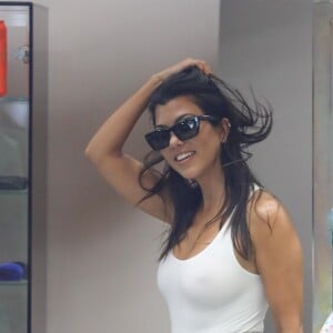 Kourtney Kardashian porte un petit haut blanc sans soutien-gorge au cours d'une séance shopping avec Simon Porte Jacquemus et une amie. West Hollywood, Los Angeles le 20 août 2019.