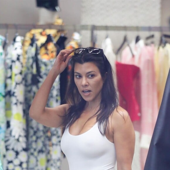 Kourtney Kardashian porte un petit haut blanc sans soutien-gorge au cours d'une séance shopping avec Simon Porte Jacquemus et une amie. West Hollywood, Los Angeles le 20 août 2019.