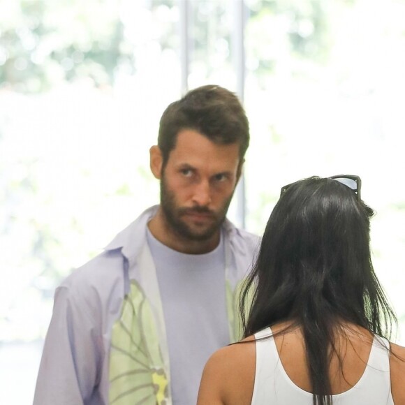 Kourtney Kardashian porte un petit haut blanc sans soutien-gorge au cours d'une séance shopping avec Simon Porte Jacquemus et une amie. West Hollywood, Los Angeles le 20 août 2019.