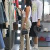 Kourtney Kardashian porte un petit haut blanc sans soutien-gorge au cours d'une séance shopping avec Simon Porte Jacquemus et une amie. West Hollywood, Los Angeles le 20 août 2019.