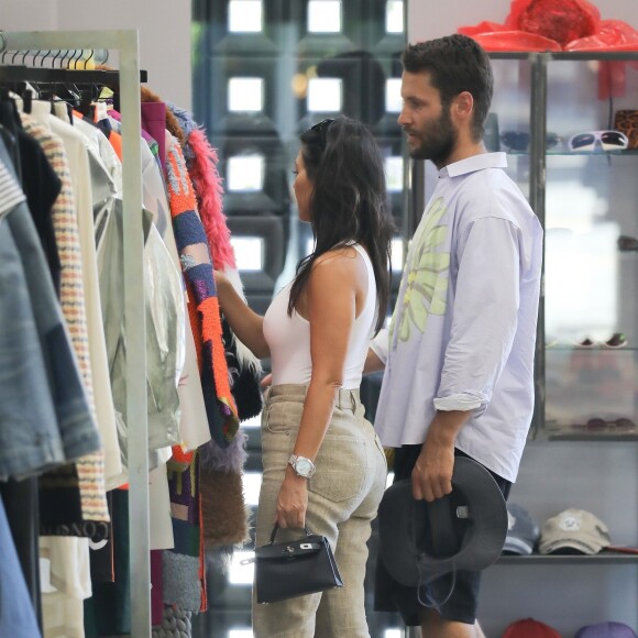 Kourtney Kardashian porte un petit haut blanc sans soutien-gorge au cours d'une séance shopping avec Simon Porte Jacquemus et une amie. West Hollywood, Los Angeles le 20 août 2019.