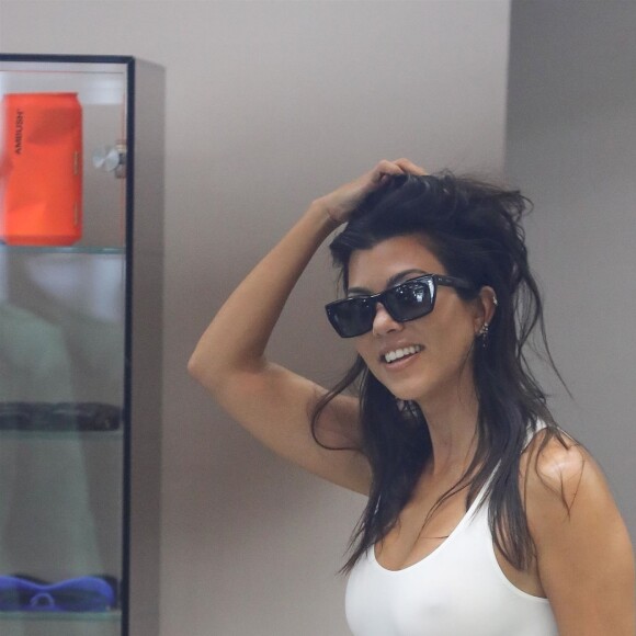 Kourtney Kardashian porte un petit haut blanc sans soutien-gorge au cours d'une séance shopping avec Simon Porte Jacquemus et une amie. West Hollywood, Los Angeles le 20 août 2019.