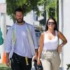 Kourtney Kardashian porte un petit haut blanc sans soutien-gorge au cours d'une séance shopping avec Simon Porte Jacquemus et une amie. West Hollywood, Los Angeles le 20 août 2019.