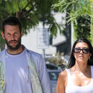 Kourtney Kardashian porte un petit haut blanc sans soutien-gorge au cours d'une séance shopping avec Simon Porte Jacquemus et une amie. West Hollywood, Los Angeles le 20 août 2019.