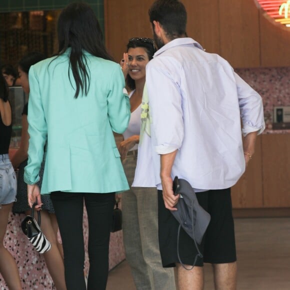 Kourtney Kardashian porte un petit haut blanc sans soutien-gorge au cours d'une séance shopping avec Simon Porte Jacquemus et une amie. West Hollywood, Los Angeles le 20 août 2019.