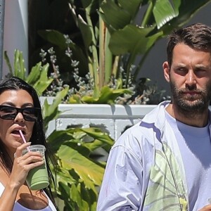 Kourtney Kardashian porte un petit haut blanc sans soutien-gorge au cours d'une séance shopping avec Simon Porte Jacquemus et une amie. West Hollywood, Los Angeles le 20 août 2019.