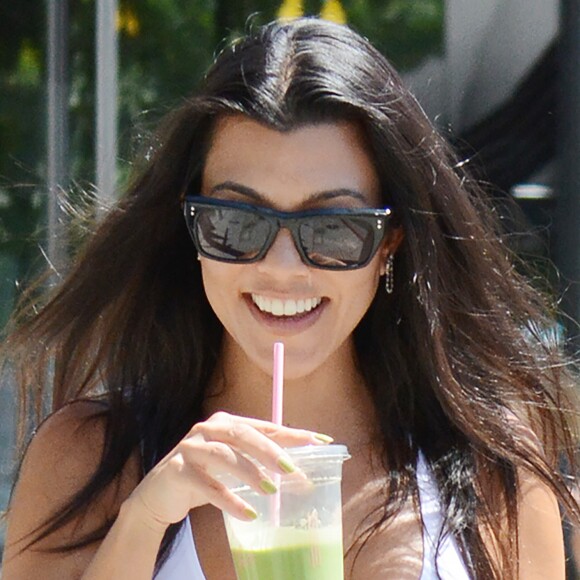 Kourtney Kardashian porte un petit haut blanc sans soutien-gorge au cours d'une séance shopping avec Simon Porte Jacquemus et une amie. West Hollywood, Los Angeles le 20 août 2019.