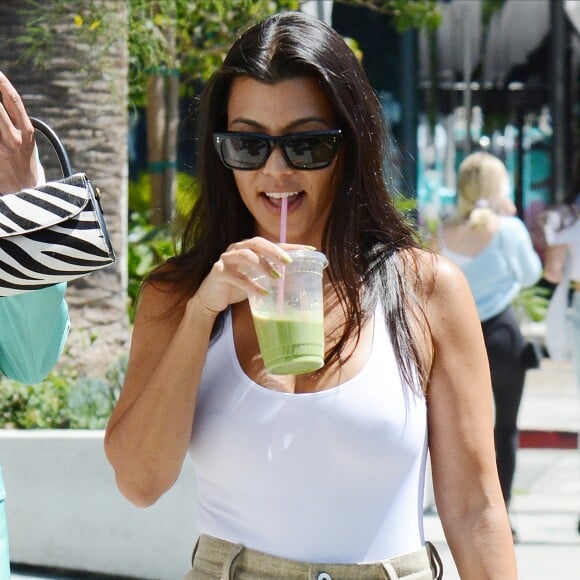 Kourtney Kardashian porte un petit haut blanc sans soutien-gorge au cours d'une séance shopping avec Simon Porte Jacquemus et une amie. West Hollywood, Los Angeles le 20 août 2019.