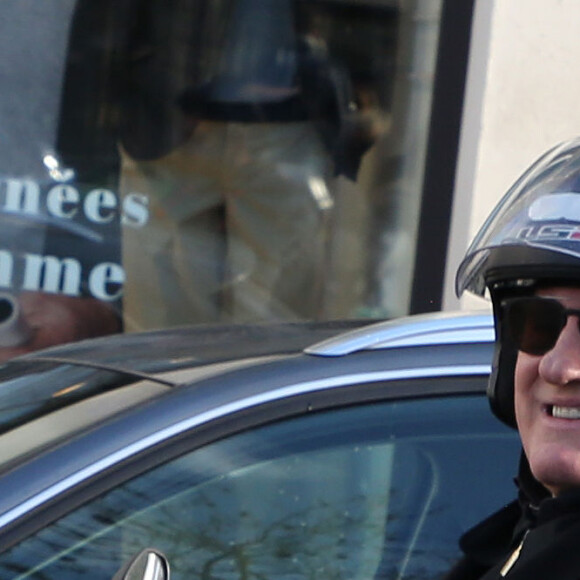 Exclusif - Gérard Depardieu quitte la station de radio RTL en scooter à Paris le 7 mars 2019.