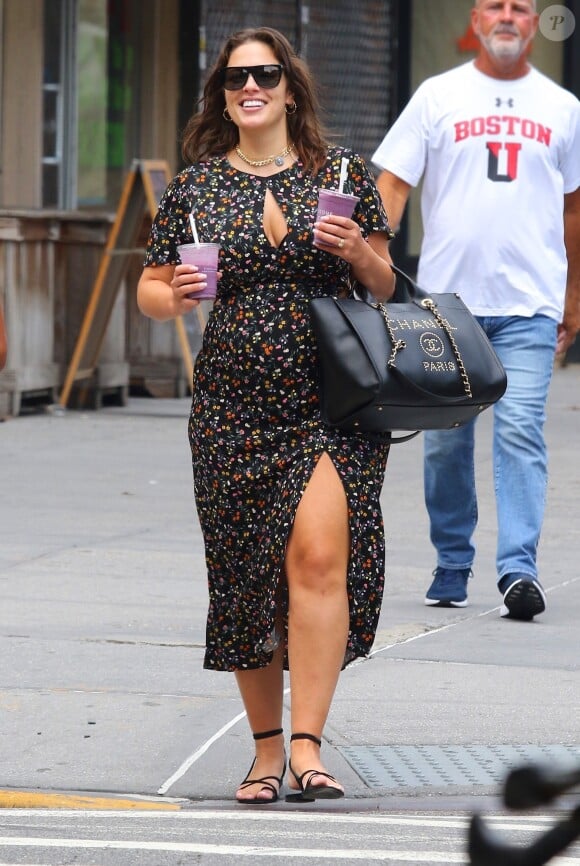 Ashley Graham se balade dans le quartier de Manhattan à New York, le 31 juillet 2019
