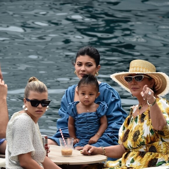 Victoria Villarroel, Anastasia Karanikolaou, Scott Disick, sa compagne Sofia Richie, Kylie Jenner, sa fille Stormi Webster et Kris Jenner sont allés se promener dans le village de pêcheurs de Portofino, Italy, le 12 août 2019.