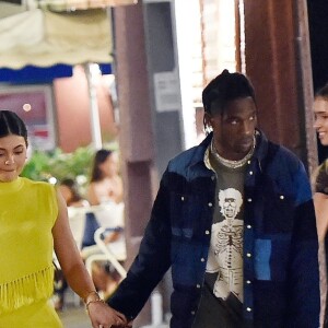 Kylie Jenner et son compagnon Travis Scott passent une soirée en amoureux à Portofino le 12 août 2019. Ils ont laissé toute la famille pour une soirée à deux. Sans Stormi et sans la famille qui est présente à Portofino. Kylie porte un ensemble jeune qu'elle a assorti avec un sac shopping Christian Dior.